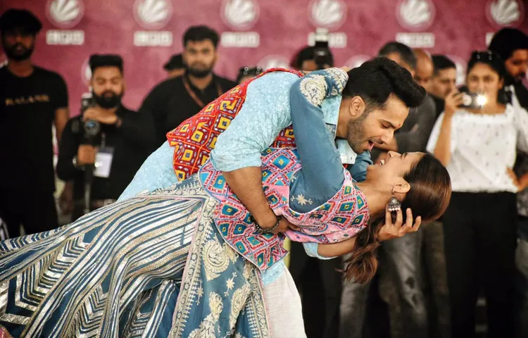 जालंधर के एलपीयू यूनिवर्सिटी में अपनी फिल्म कलंक को प्रमोट करने पहुंचे वरुण धवन और आलिया भट्ट