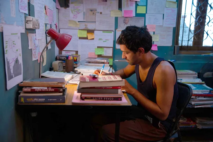 Review Film 12th Fail: आत्मसम्मान खोए बिना हार न मानने की दास्तां