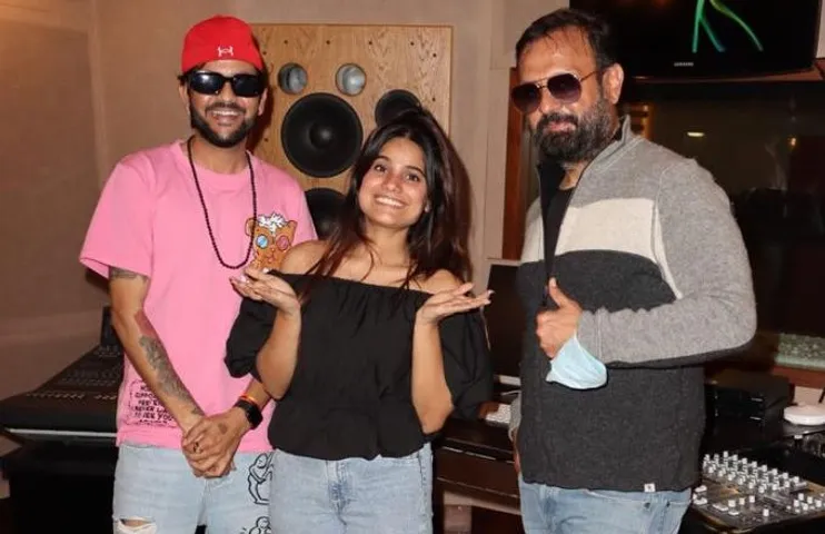 मेडियामैक्स एंटरटेनमेंट के पहले गाने की रिकॉर्डिंग लीजेंडरी डीजे और म्यूजिक कंपोजर डीजे शीज़वुड द्वारा की गई