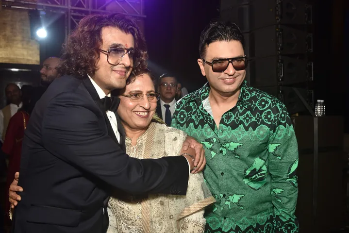 Padma Shri Sonu Nigam के 50वें जन्मदिन समारोह की शोभा बढ़ाने के लिए सितारे धरती पर उतरे