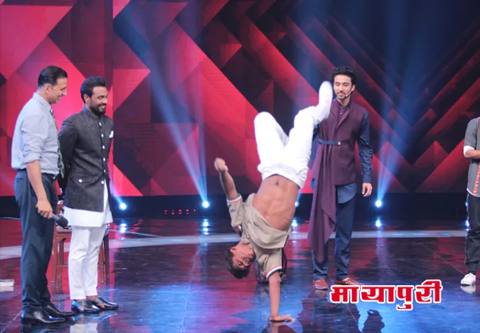अक्षय कुमार ने डांस प्लस 3 के सेट पर 30 सेकंड तक हेडस्टैंड कर किया एक लेवल अप