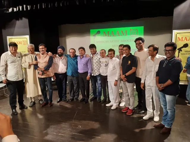 मिमिक्री आर्टिस्ट एसोसिएशन मुंबई (MAAM) में लोकप्रिय प्लेबैक सिंगर सुदेश भोसले, महान मिमिक्री आर्टिस्ट जॉनी लीवर के साथ