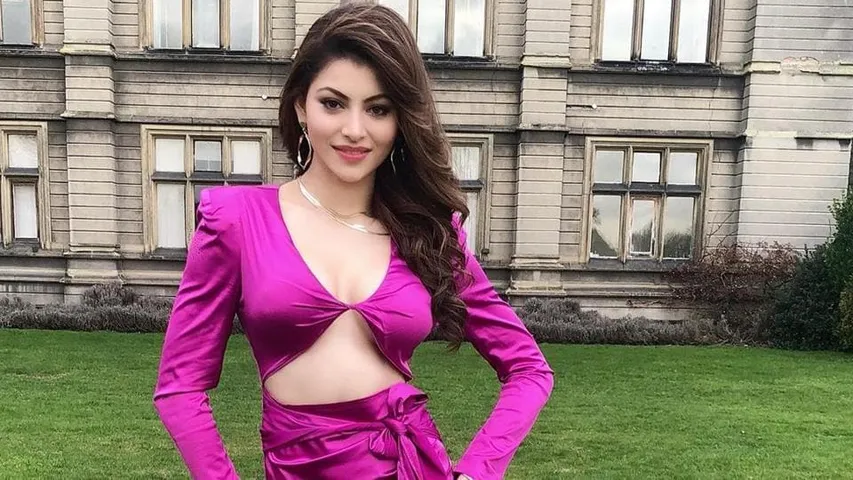 उर्वशी रौतेला के लग्जरी कलेक्शन में नया चैनल हैंडबैग है जिसकी कीमत 10 लाख है।