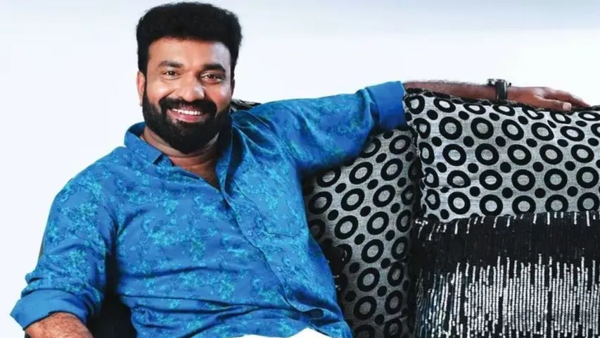 malayalam movies actor kottayam nazeer was admitted to the hospital due to chest pain 