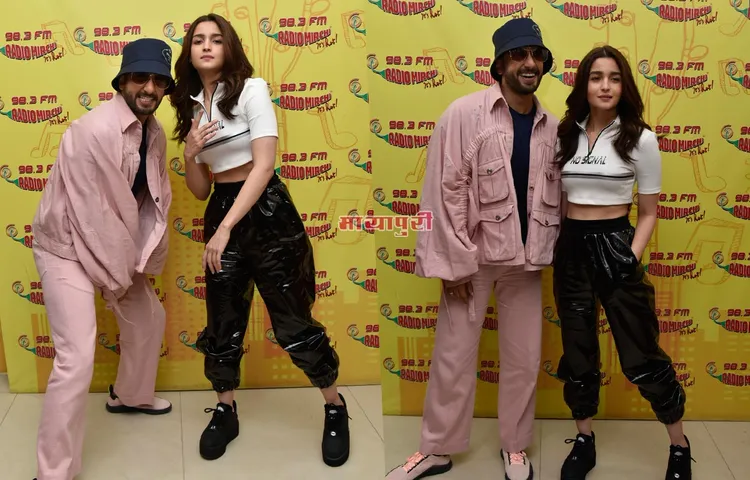 रेडियो मिर्ची स्टूडियो में अपनी फिल्म गली बॉय को प्रमोट करने पहुंचे रणवीर सिंह और आलिया भट्ट