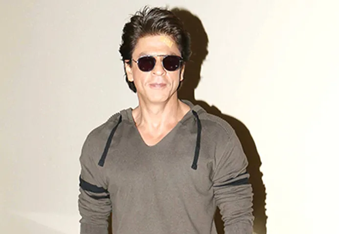 शाहरुख़ अपनी फैमिली की खातिर छोड़ रहे हैं अपनी बुरी आदतें...शुरुआत की सिगरेट छोड़ने से
