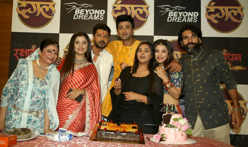 दंगल टीवी के शो "रक्षाबंधन" की डबल सेंचुरी, निशांत मल्कानी, नायरा बनर्जी, अभिषेक शर्मा ने केक काटकर मनाया जश्न