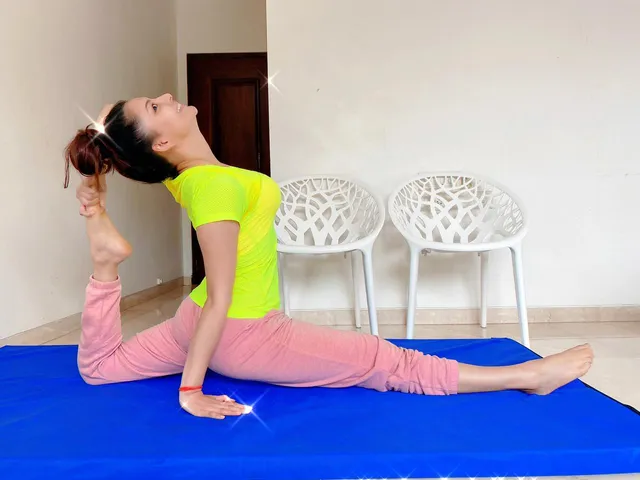 उर्वशी रौतेला का सुपर-एडवांस्ड योगा फ्रंट स्प्लिट्स यकीनन हमें फिट रहने की प्रेरणा देता है !