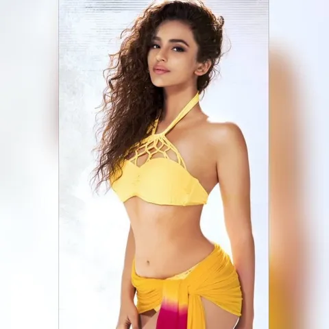 टॉलीवुड क्वीन सीरत कपूर की हॉट बिकिनी तस्वीरों को देखकर आपके उड़ जायेंगे होश।