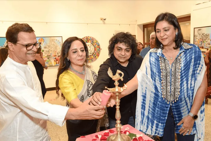 जहांगीर आर्ट गैलरी में प्रिया दत्त और नीलाद्री कुमार द्वारा उद्घाटन समकालीन और अर्ध अमूर्त कलाकार संगीता बबानी की प्रदर्शनी 'फेयरी टेल्स', पेंटिंग्स हलचल भरी दुनिया की एक उज्ज्वल तस्वीर पेश करती है- वोनन डे के अवसर को चिह्नित करती है।