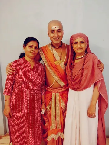 ‘‘सेट पर मैं अम्मा के सबसे करीब हूं’’, यह कहना है कृष्णा भारद्वाज का, जो निमिषा वखारिया के साथ अपने रिश्ते को बयां कर रहे हैं