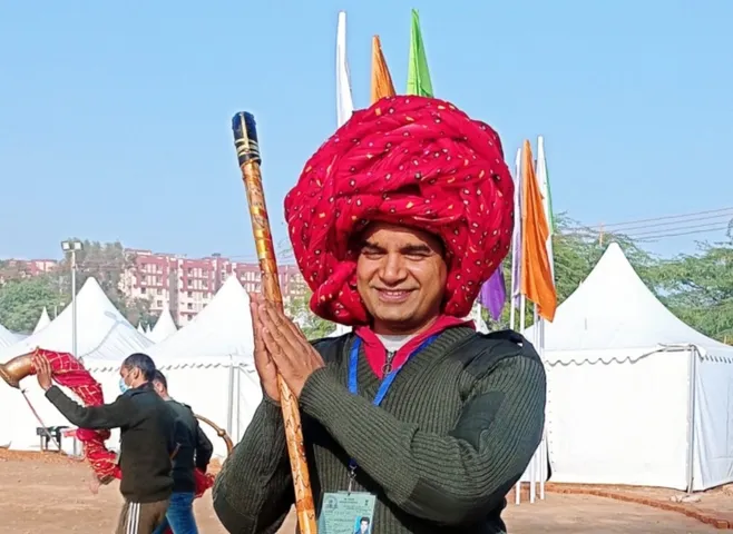 बड़ी पगड़ी कलरफुल ड्रेस पहने गुजराती वेशभूषा में वस्त्र मंत्रालय की झांकी को जीवंत करेंगे अभिनेता राजन कुमार