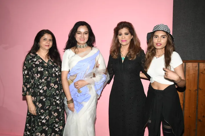 द हाउस ऑफ द हाउस की कुलीन महिलाओं के लिए एक उत्कृष्ट उच्च अंत आभूषण प्रदर्शनी की भव्यता का अनुभव करें