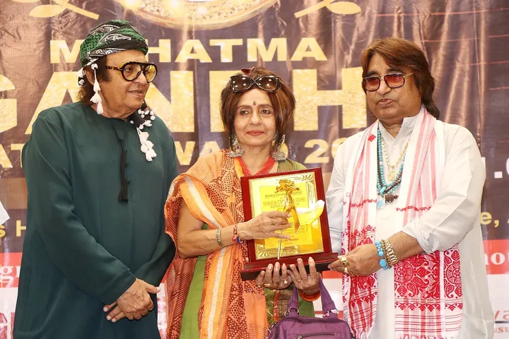 गांधी जयंती पर बॉलीवुड के दिग्गज बॉलीवुड सेलेब्स को केसीएफ फाउंडेशन-गांधी रत्न सम्मान 2022 पुरस्कार प्रदान किए गए - चैतन्य पडुकोण