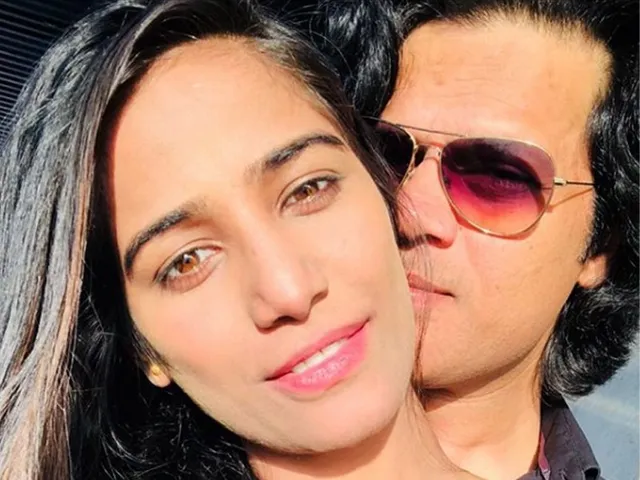 पूनम पांडे ने ब्वॉयफ्रेंड सैम बॉम्बे संग की सगाई, शेयर की इंगेजमेंट की फोटो