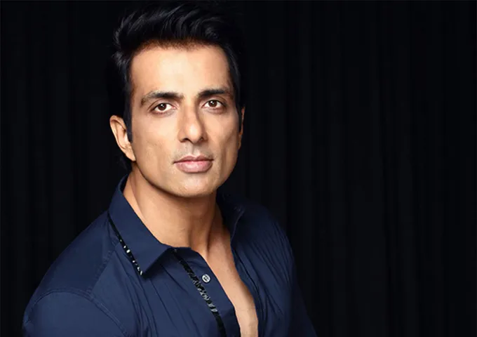 सोनू सूद ने मेडिकल स्टॉफ के लिए अपने जुहू होटल के खोले दरवाजे , लोग कर रहे है तारीफ