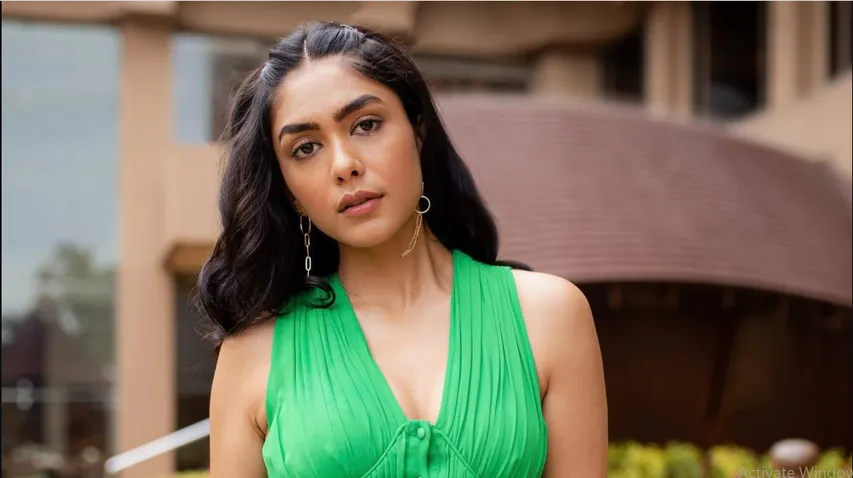 Mrunal Thakur गोवा में अगली बड़ी साउथ फ़िल्म की शूटिंग करते हुए समुद्र तट में अपने हुस्न के जलवे बिखेर रही है
