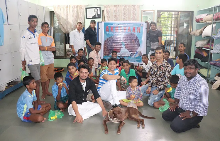 बॉलीवुड में हो रही है एक और खान की एंट्री, जिसने किया अनोखे अंदाज में एलबम का पोस्टर लॉन्च