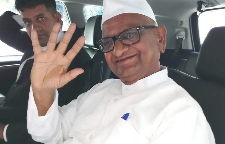 पवनराजे निंबालकर मर्डर केस में गवाह के रूप में मुंबई की एक विशेष अदालत पहुचे अन्ना हजारे