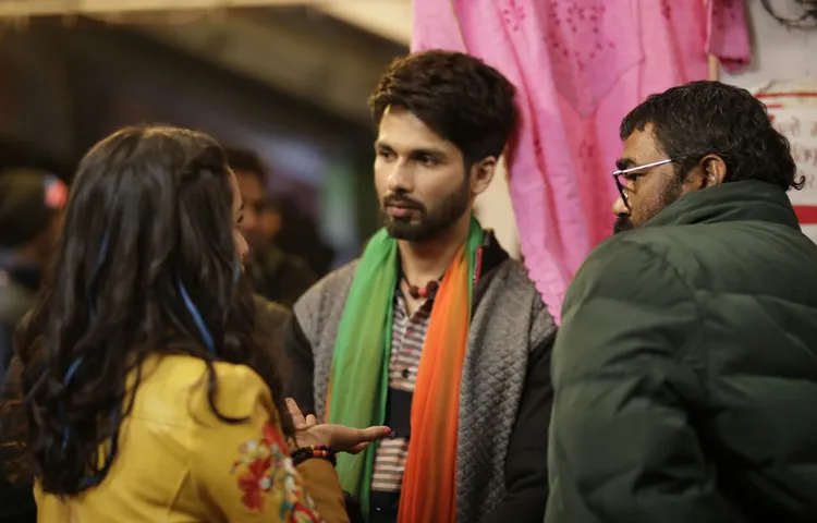 फाइव स्टार में नहीं बल्कि टिहरी के एक छोटे घर में गुजारा कर रही 'बत्ती गुल मीटर चालू' की टीम