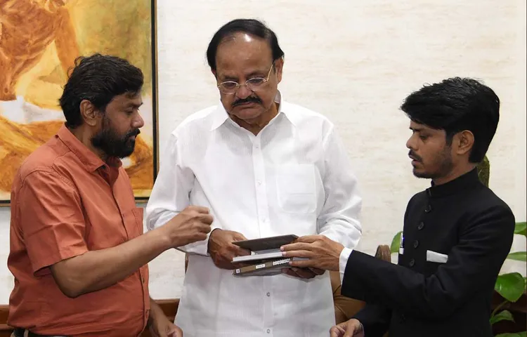 उपराष्ट्रपति को भारतीय फिल्म पत्रकारिता पर पुस्तक भेंट की गई 