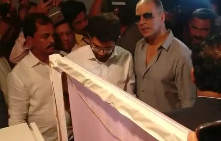 मुंबई में अक्षय कुमार और आदित्य ठाकरे ने पैड वेंडिंग मशीन का उद्घाटन किया