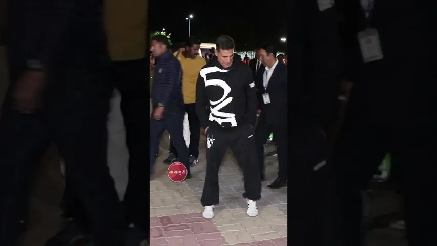 Bollywood Actor Akshay Kumar Coming Back From Jamnagar