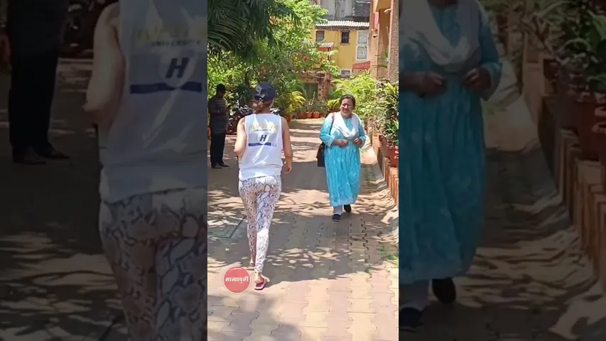 Malaika Arora's Funny Duck Walk 🤣 #shorts #malaikaarora