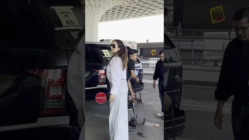 Malaika Arora spotted at Mumbai airport ✈️ - YouTube