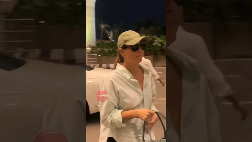 Kareena Kapoor Was spotted At The Mumbai Airport #kareenakapoorkhan