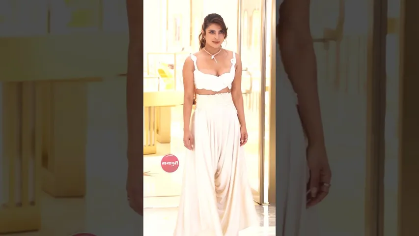 Sexy Priyanka Chopra Raises Heat in Mumbai With Her Plunging Crop Top; Hot Photos, Videos Go Viral
