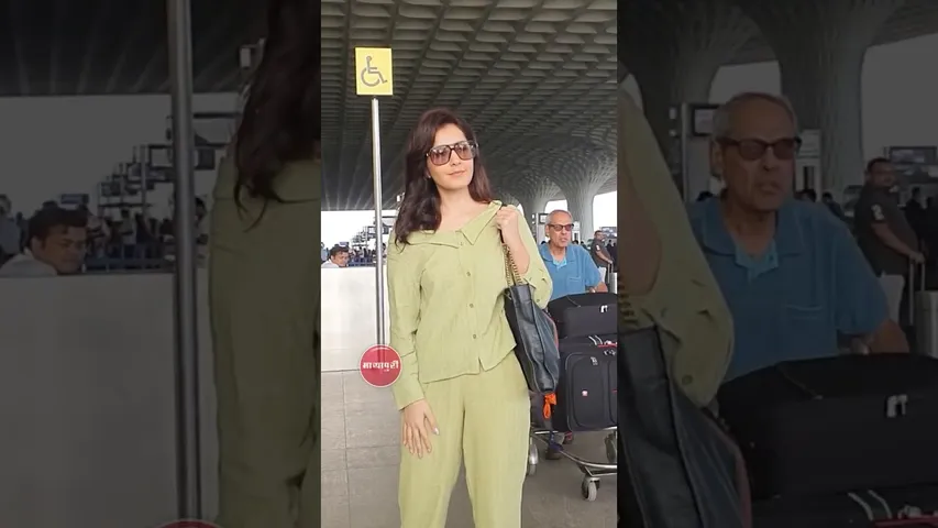 Rashi Khanna spotted at the Airport Today ❤️.#rashikhanna