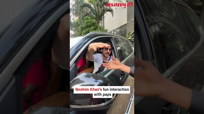 Ibrahim Ali Khan spotted flashing his cutest smile and saying hi to paps from his car!