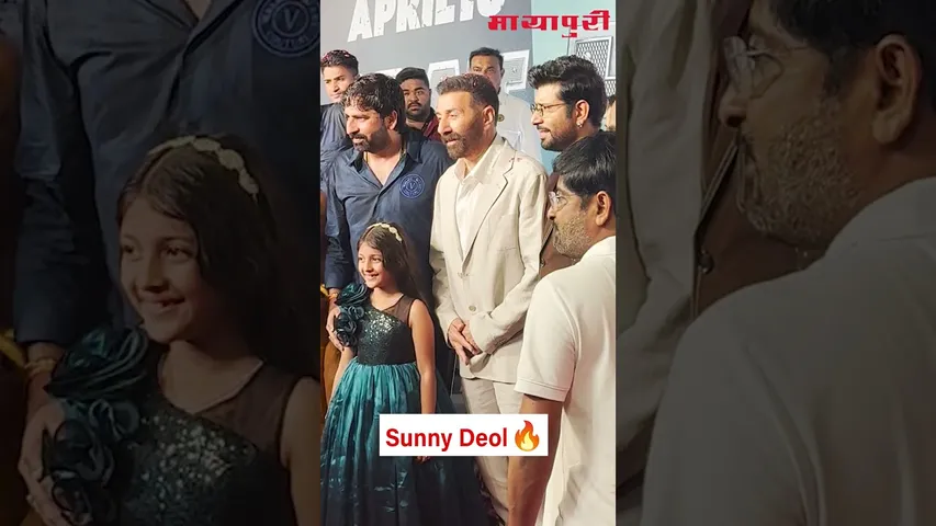 Sunny Deol made a roaring apperance at the Jaat screaning!
