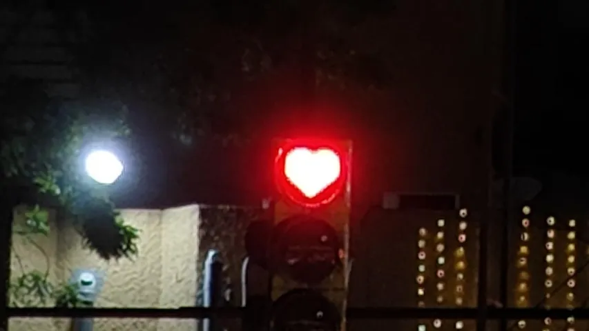 HEART SYMBOL AT TRAFFIC SIGNAL
