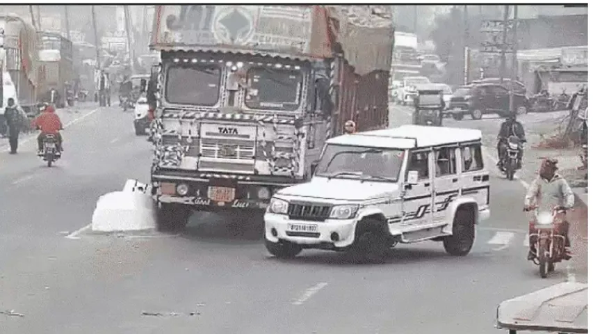 TRUCK OVERTURN ON BOLERO AT RAMPURA