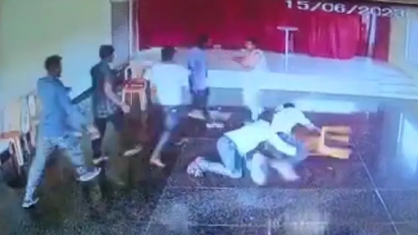 ಜಗಳ ಬಿಡಿಸಲು ಹೋದ ಕಾನ್ಸ್​ಸ್ಟೇಬಲ್​ ಮೇಲೆ ಲಾಂಗ್​​ನಿಂದ ಹಲ್ಲೆ; ದೃಶ್ಯ ಸಿಸಿಟಿವಿಯಲ್ಲಿ ಸೆರೆ