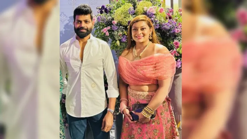 PHOTO: ಅಭಿ ಮದುವೆಯಲ್ಲಿ ಒಟ್ಟಿಗೆ ಕಾಣಿಸಿಕೊಂಡ ವಿನೋದ್​​ ಪ್ರಭಾಕರ್​- ಸೌಂದರ್ಯ ಜಯಮಾಲಾ