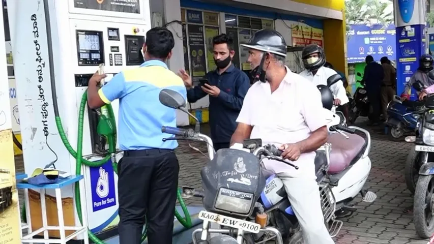 ಬೆಲೆ ಏರಿಕೆಯಿಂದ ತತ್ತರಿಸಿದ್ದ ಜನರಿಗೆ ಮತ್ತೆ ಶಾಕ್​; ಪೆಟ್ರೋಲ್​, ಡೀಸೆಲ್​ ದರ ಹೆಚ್ಚಳ; ಲೀಟರ್​​ ಎಷ್ಟು?