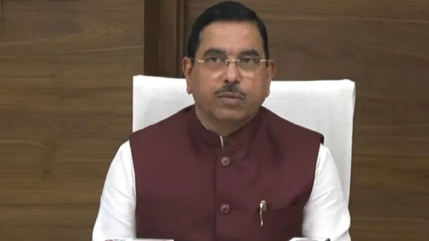 ಧಾರವಾಡ ಬಿಟ್ಟು ವಲಸೆ ಹೋಗ್ತಾರಾ ಪ್ರಲ್ಹಾದ್ ಜೋಶಿ? ಚೆಕ್‌ಮೇಟ್‌ ಕೊಟ್ಟವರು ಯಾರು? ಸೇಫ್‌ ಕ್ಷೇತ್ರ ಯಾವುದು?