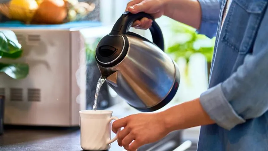 ಒಂದು ಲೋಟ ಬಿಸಿ ನೀರು ಕುಡಿಯೋದರಿಂದ ಈ ಕಾಯಿಲೆಗಳು ಮಾಯ; ನೀವು ಓದಲೇಬೇಕಾದ ಸ್ಟೋರಿ