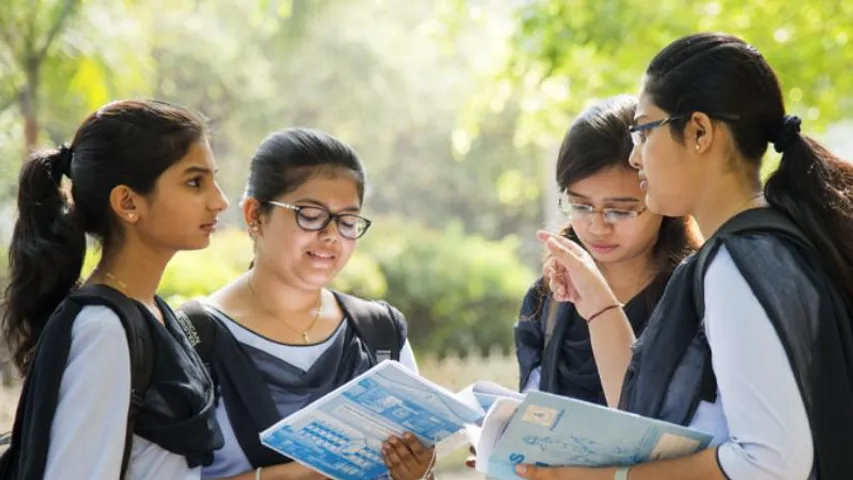 ಕಾಲೇಜು ವಿದ್ಯಾರ್ಥಿನಿಯರಿಗೆ ಗುಡ್​ನ್ಯೂಸ್: ಮುಟ್ಟಿನ ಸಮಯದಲ್ಲಿ ರಜೆ ಘೋಷಣೆ: ಯಾವಾಗ ಜಾರಿ?