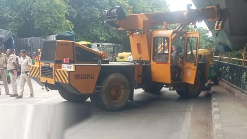 ಬೆಳ್ಳಂಬೆಳಗ್ಗೆ ಆಟೋ ಮೇಲೆ ಹರಿದ ಕ್ರೇನ್.. ಡ್ರೈವರ್​ ಸಾವು