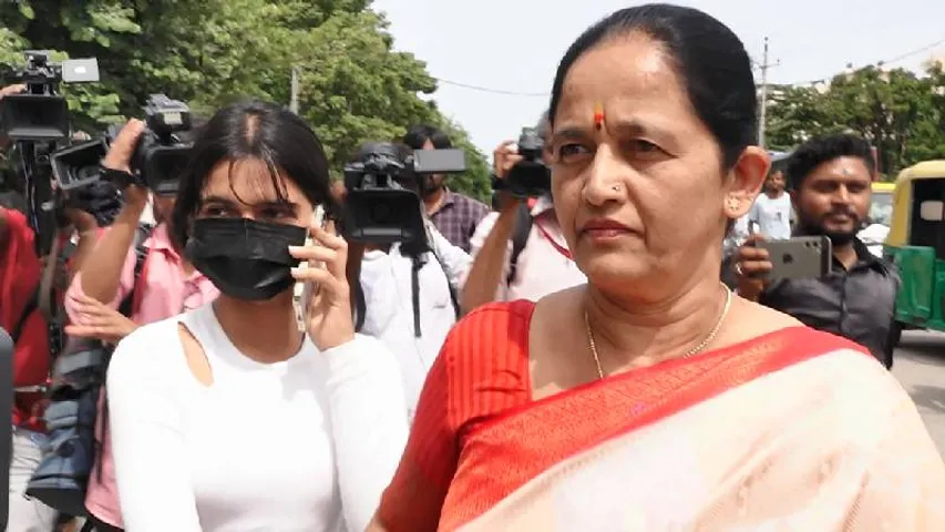 ಪವಿತ್ರಾ ಗೌಡಳನ್ನು ಕಾಣಲು ಠಾಣೆಗೆ ಬಂದ ಖುಷಿ.. ತಾಯಿಯ ಪರಿಸ್ಥಿತಿ ಕಂಡು ಕಣ್ಣೀರು ಹಾಕಿದ ಮಗಳು