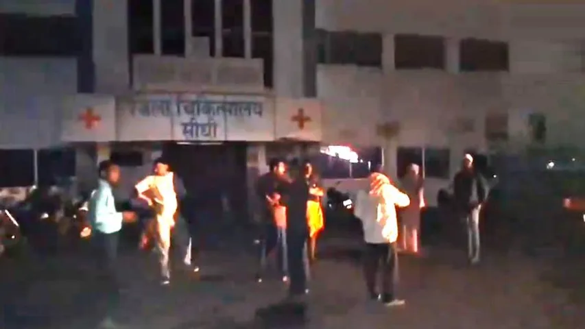 ಕರೆಂಟ್​ ಇಲ್ಲ! ಮೊಬೈಲ್​​ ಟಾರ್ಚ್​​ನಲ್ಲೇ ರೋಗಿಗೆ ಚಿಕಿತ್ಸೆ! ಈ ಜಿಲ್ಲಾಸ್ಪತ್ರೆಯ ಅವ್ಯವಸ್ಥೆ ಹೀಗಿದೆ ನೋಡಿ