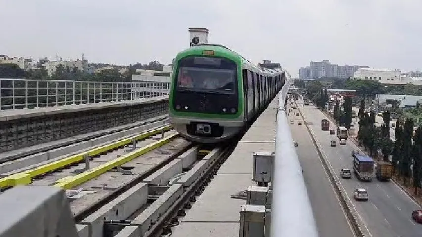 ಪೀಣ್ಯ ಮೆಟ್ರೋ ನಿಲ್ದಾಣದ ಮುಂದೆ ಭಾರೀ ಜನಸಂದಣಿ.. ಅಷ್ಟಕ್ಕೂ ಆಗಿದ್ದೇನು? ಇಂದು ಮೆಟ್ರೋ ಇಲ್ವಾ?