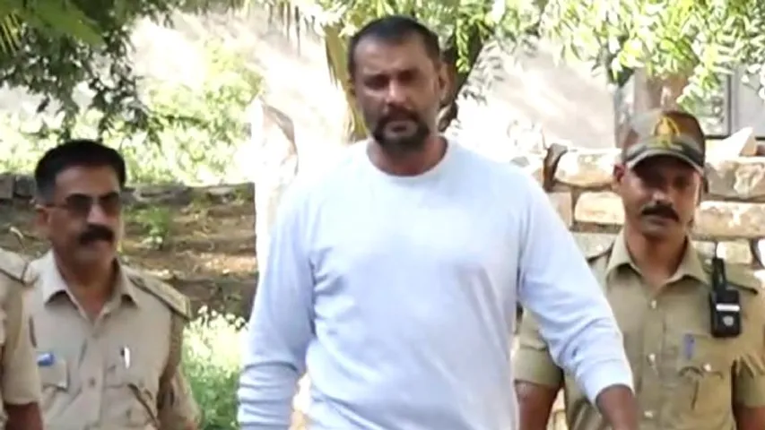 ಬಳ್ಳಾರಿ ಜೈಲಲ್ಲಿ ಗಡ್ಡ ಬಿಟ್ಟ ದಾಸ.. ಪತ್ನಿ ಭೇಟಿ ಬೆನ್ನಲ್ಲೇ ಸೊರಗಿದ ದರ್ಶನ್ ಮುಖದಲ್ಲಿ ಕಳೆ!