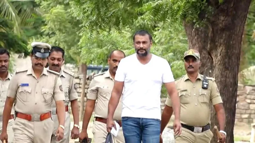 ಬಿಳಿ ಗಡ್ಡ, ಹೆವಿ ಟೆನ್ಷನ್.. ಬಳ್ಳಾರಿ ಜೈಲಿನಲ್ಲಿ ದರ್ಶನ್‌ ಹೊಸ ಅವತಾರ; ಸಂತೂರ್ ಸೋಪ್‌ ತಂದು ಕೊಟ್ಟ ವಿಜಯಲಕ್ಷ್ಮಿ!