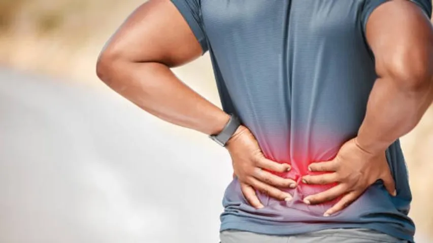 ವಿಪರೀತ ಬೆನ್ನುನೋವಿನಿಂದ ಒದ್ದಾಡುತ್ತಿದ್ದೀರಾ? ಈ 7 ಮನೆ ಮದ್ದುಗಳ ಬಗ್ಗೆ ನೀವು ತಿಳಿದುಕೊಳ್ಳಲೇಬೇಕು