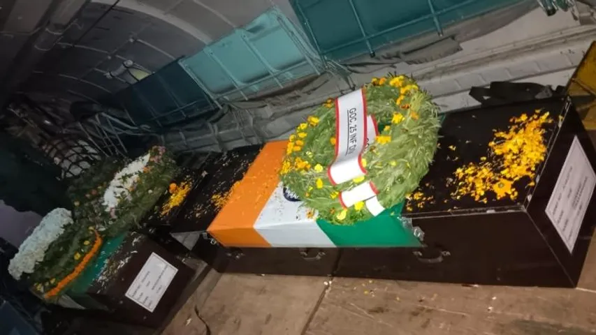 ಜಮ್ಮು ಕಾಶ್ಮೀರದಲ್ಲಿ ಹುತಾತ್ಮರಾದ ರಾಜ್ಯದ ಸೈನಿಕರು.. ಸಾಂಬ್ರಾ ವಿಮಾನ ನಿಲ್ದಾಣಕ್ಕೆ ಬಂದ ಪಾರ್ಥಿವ ಶರೀರಗಳು
